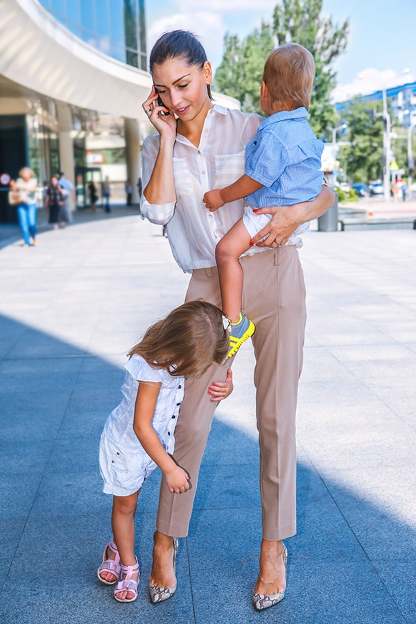 stop judging the mom on her phone